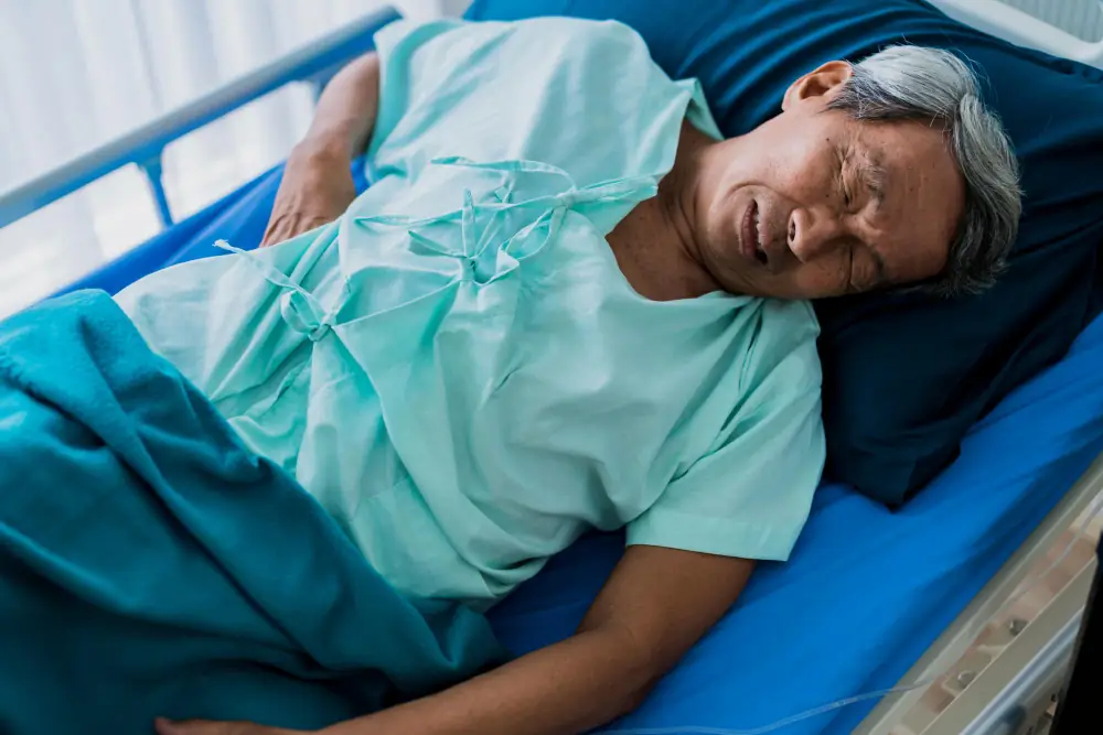ผู้ป่วยนอนอยู่บนเตียงในโรงพยาบาล